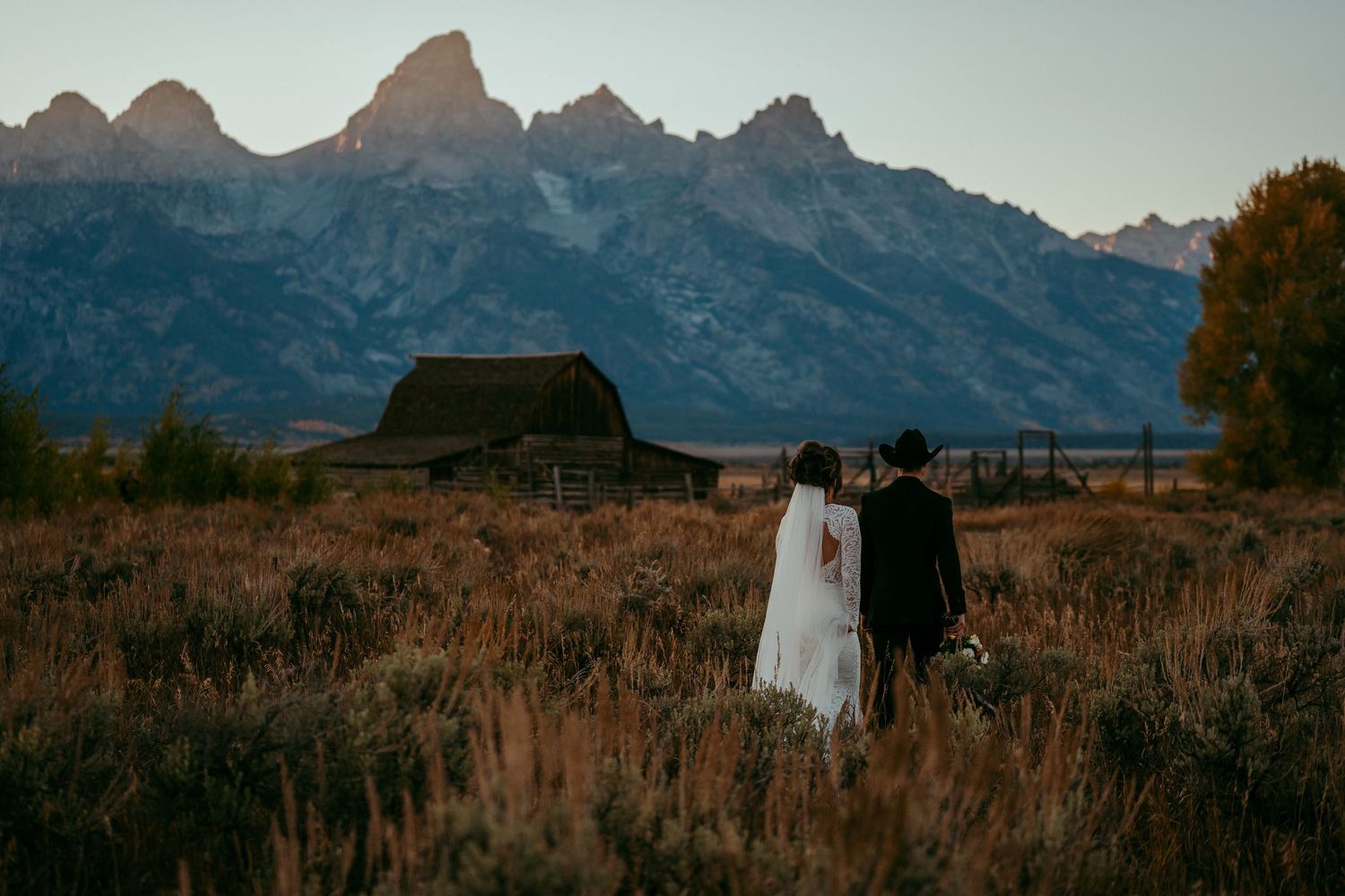 Perfect inspiration for adventure elopements, rustic weddings, and golden hour bridal photography in a national park setting