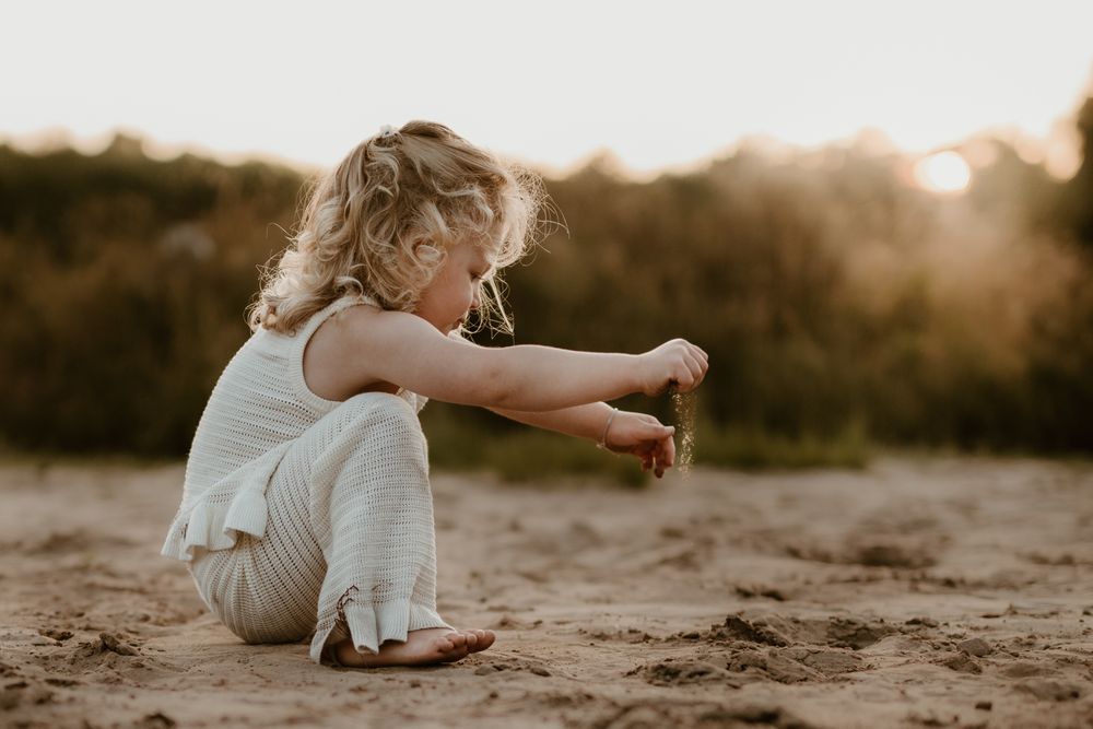 Meisje tijdens gouden uur. Zonnestralen op haar gezicht. Een fotoshoot in Drenthe met een ervaren gezinsfotograaf en familiefotograaf.