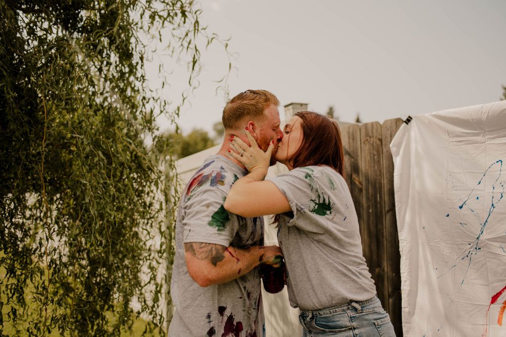 couple kissing