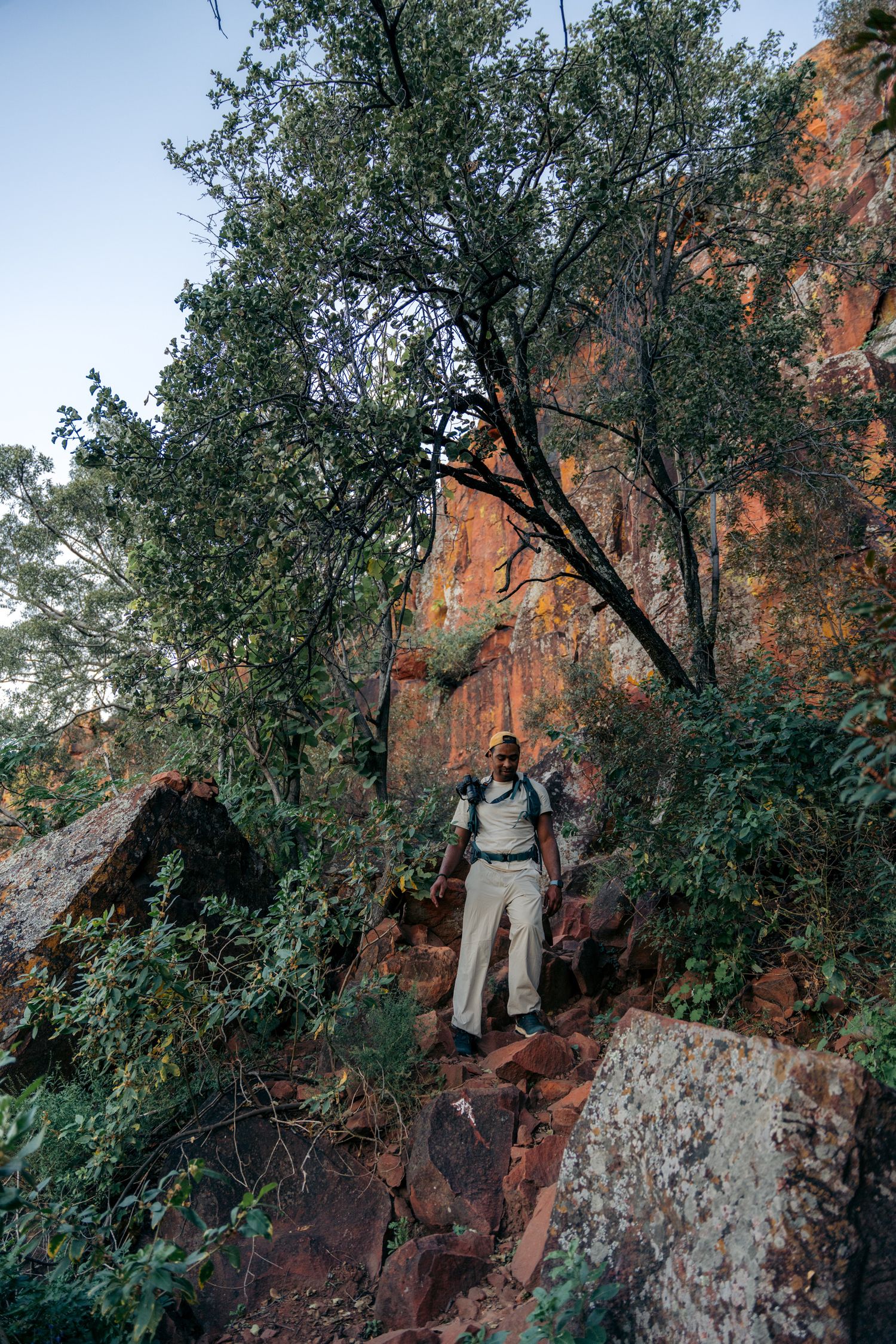 marcheur au pied des falaises rouges de waterberg