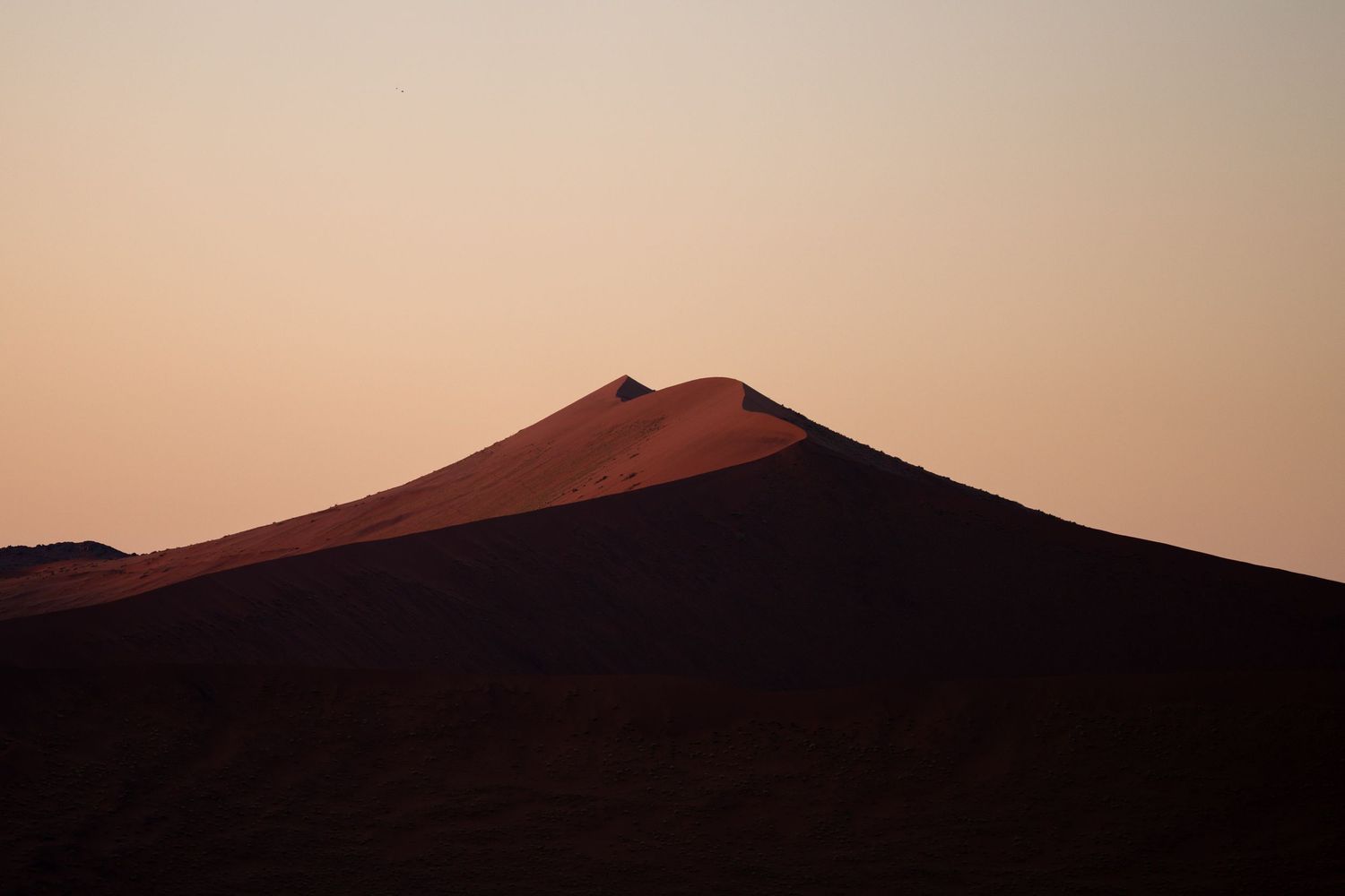 dune orange au lever du soleil