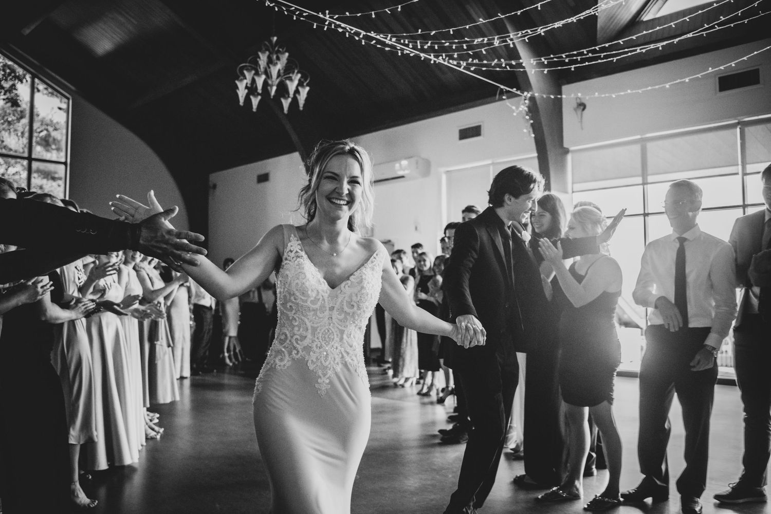 Couple photographié à Montréal dans un style authentique et naturel. Elopement de luxe à Montréal avec vue spectaculaire