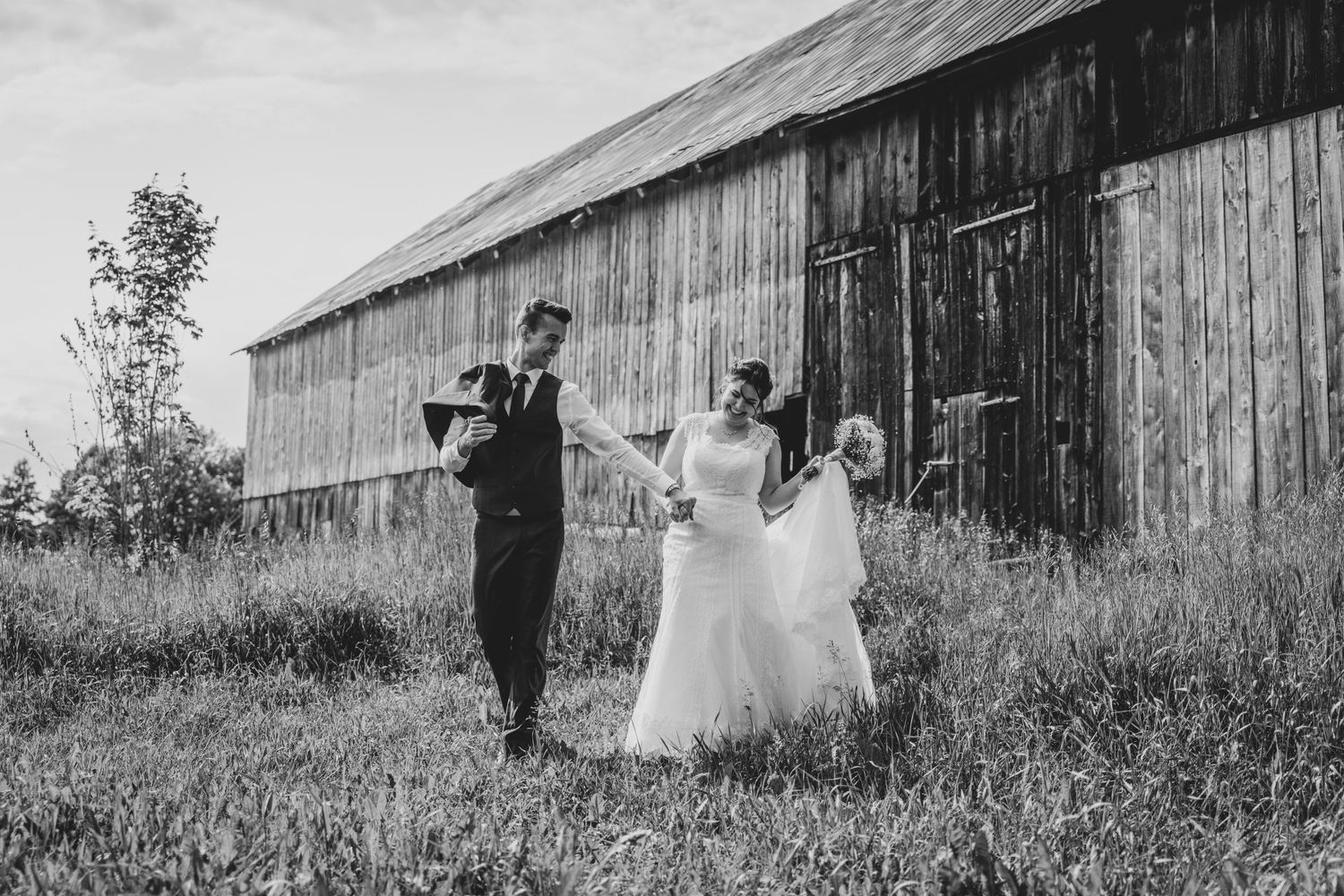 Photographie de mariage à Montréal inspirée des magazines haut de gamme. Elopement intime à Montréal avec approche documentaire naturelle