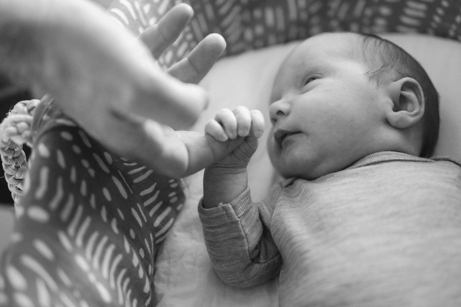 Coromandel peninsula family photography, a relaxed storytelling family in home newborn session