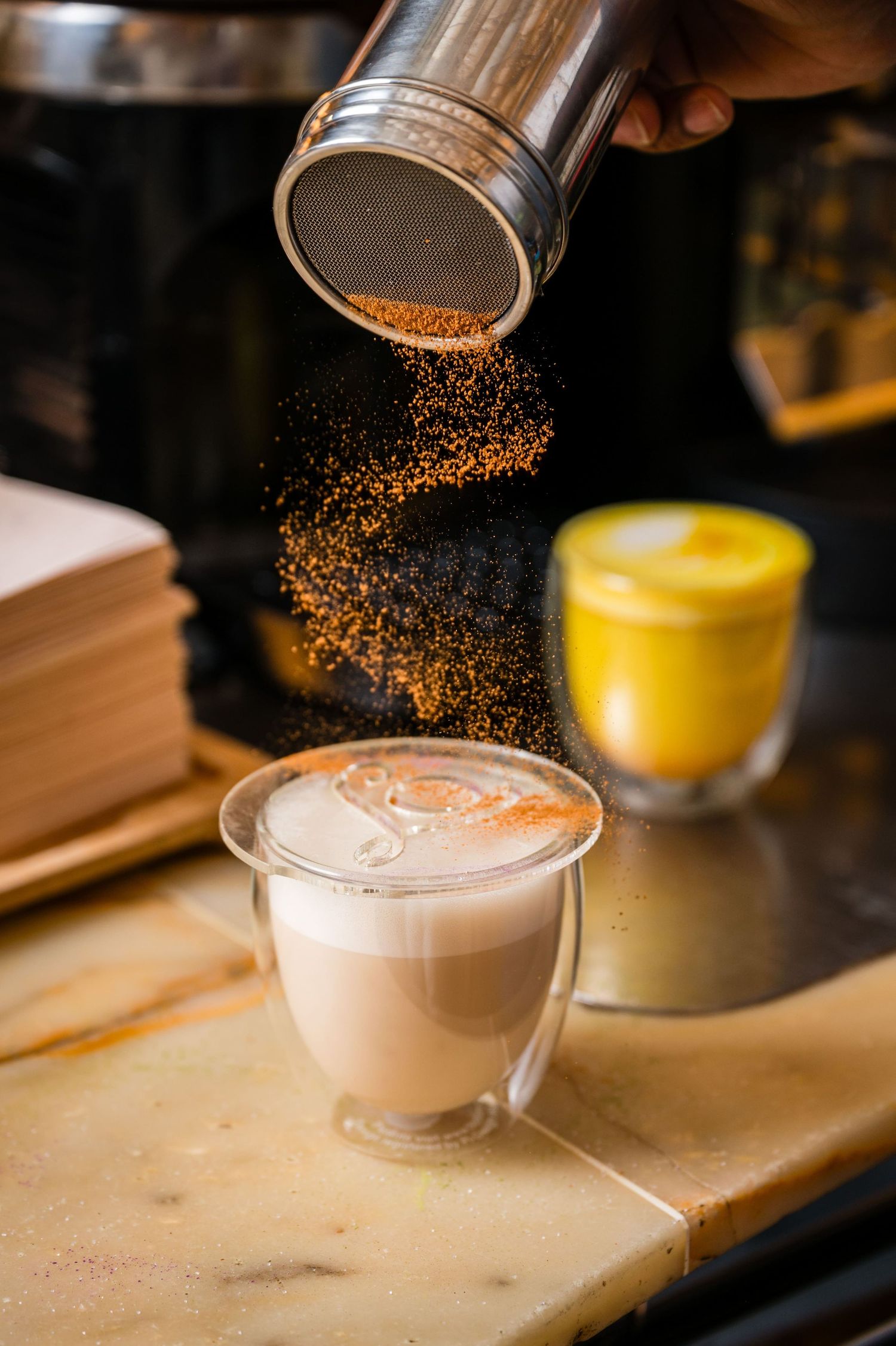 Réalisation d'un shooting au café L'Occitane sur les champs Elysées par Mélanie Rousselle, photographe pour les établissements premium