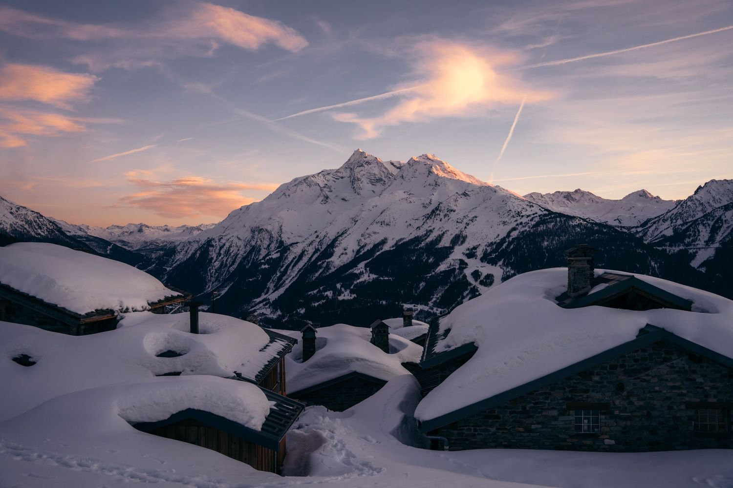 hameau de la rosière en hiver avec le mont pourri en arrière plan au coucher du soleil