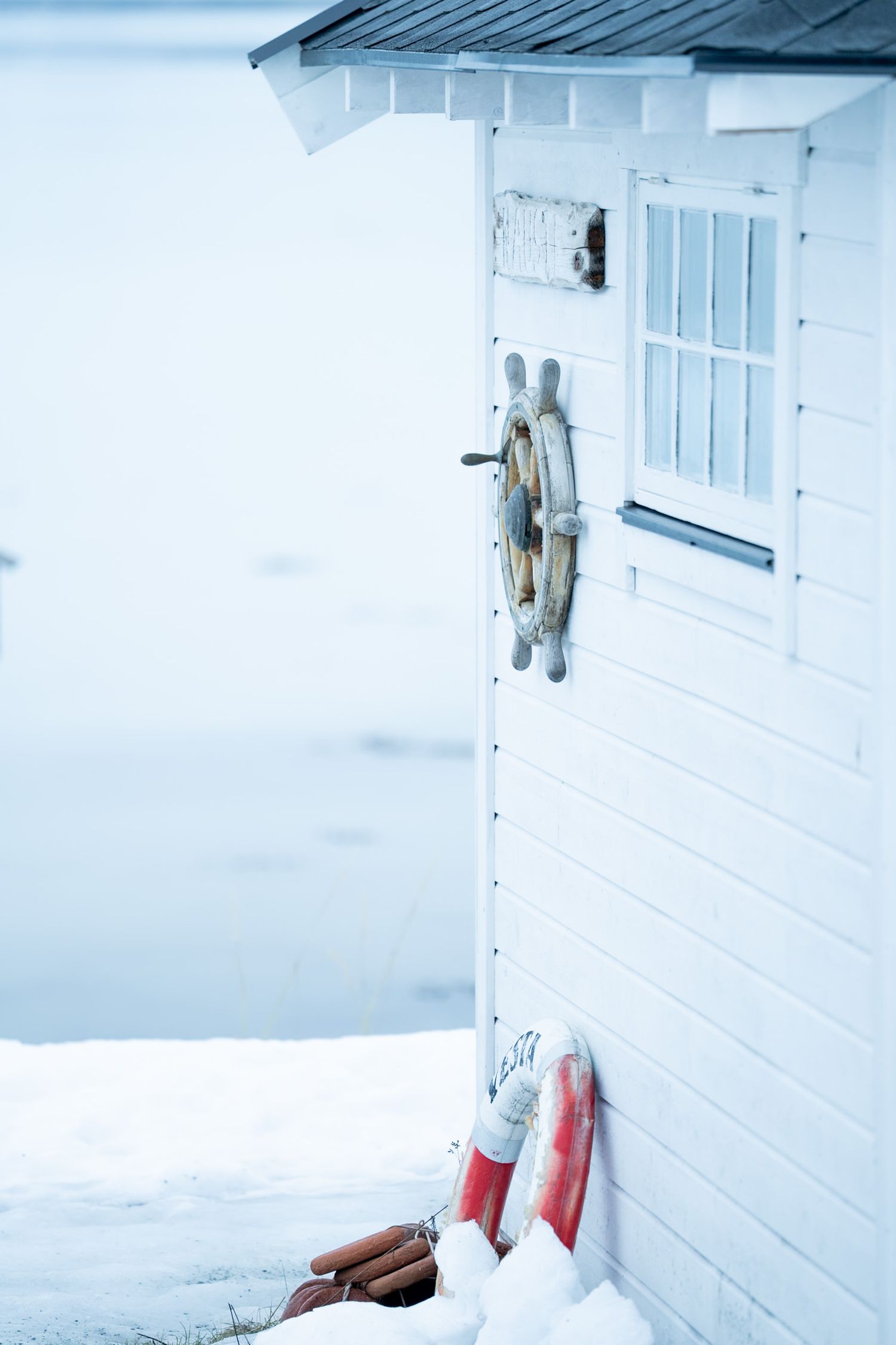 cabane de pêcheur à senja en bord de fjord avec neige