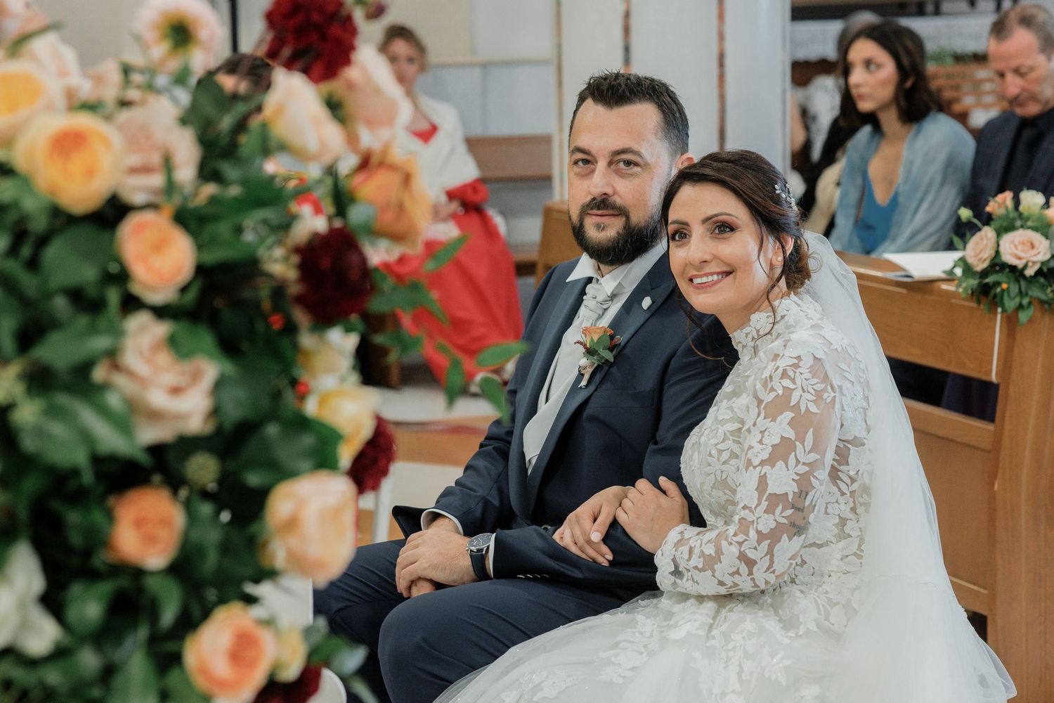 Antonio e Maddalena sorridono seduti insieme durante la cerimonia.
