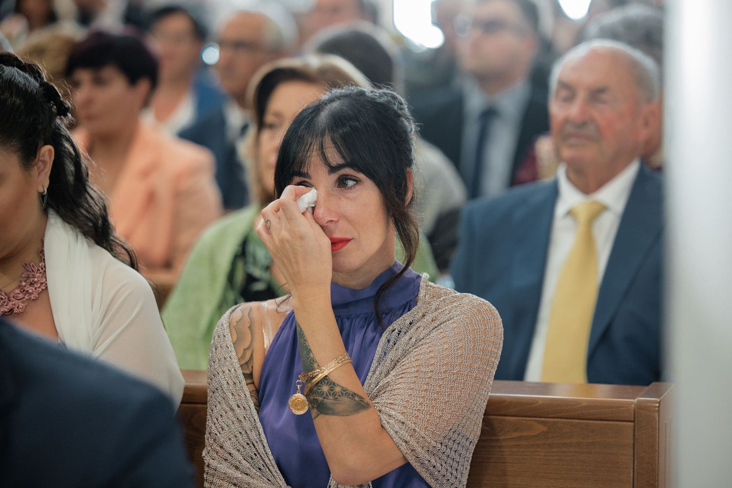 Un’invitata si asciuga una lacrima durante la cerimonia.