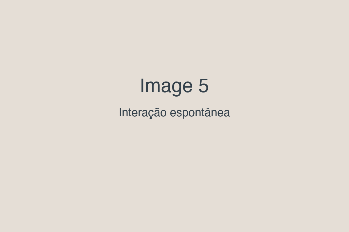 Image 5 — Interação espontânea da família no cenário de Natal.