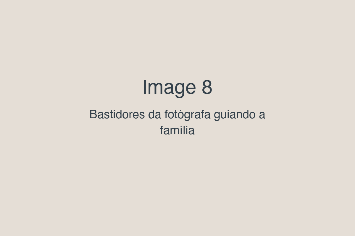 Slide titled Image 8 on a beige background with Portuguese text: behind the scenes of the photographer guiding the family.