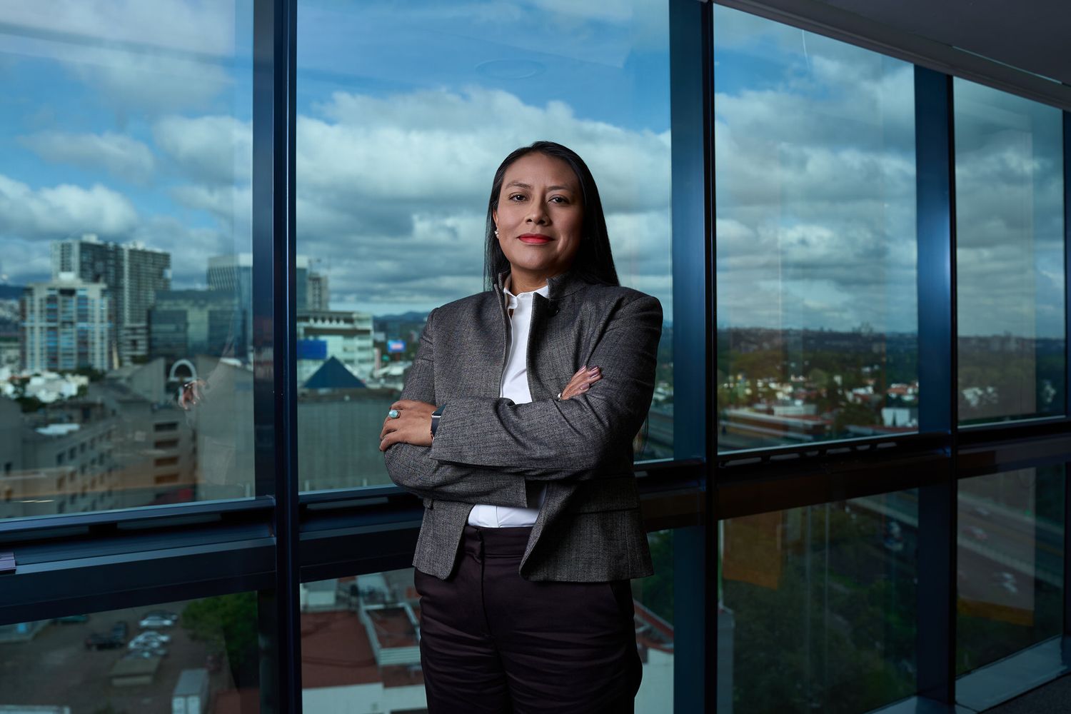 Retrato institucional en oficinas de CONSAR con entorno corporativo en CDMX