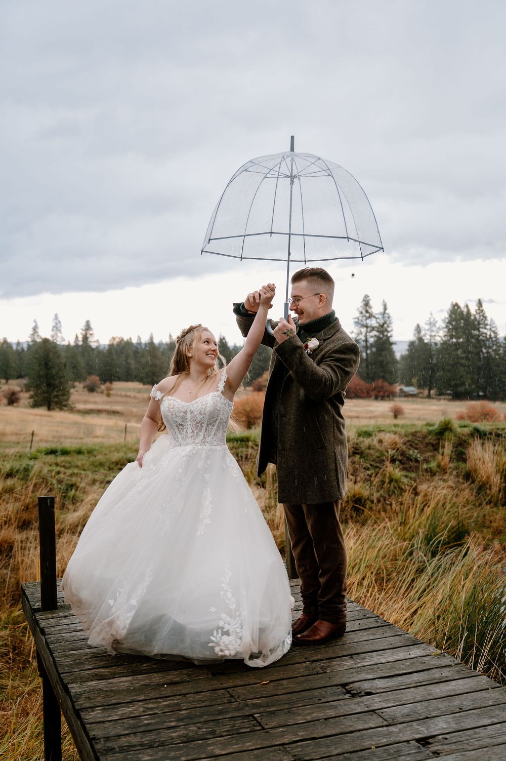 October wedding in rainy weather in Summerville, Oregon