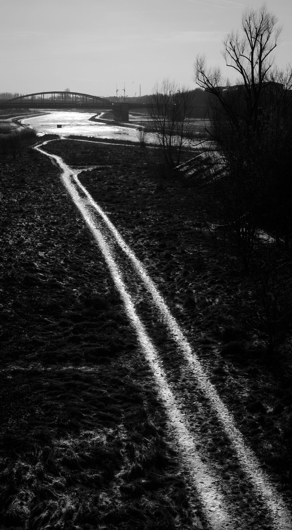 Poznań, warta, dark tones photo, lines