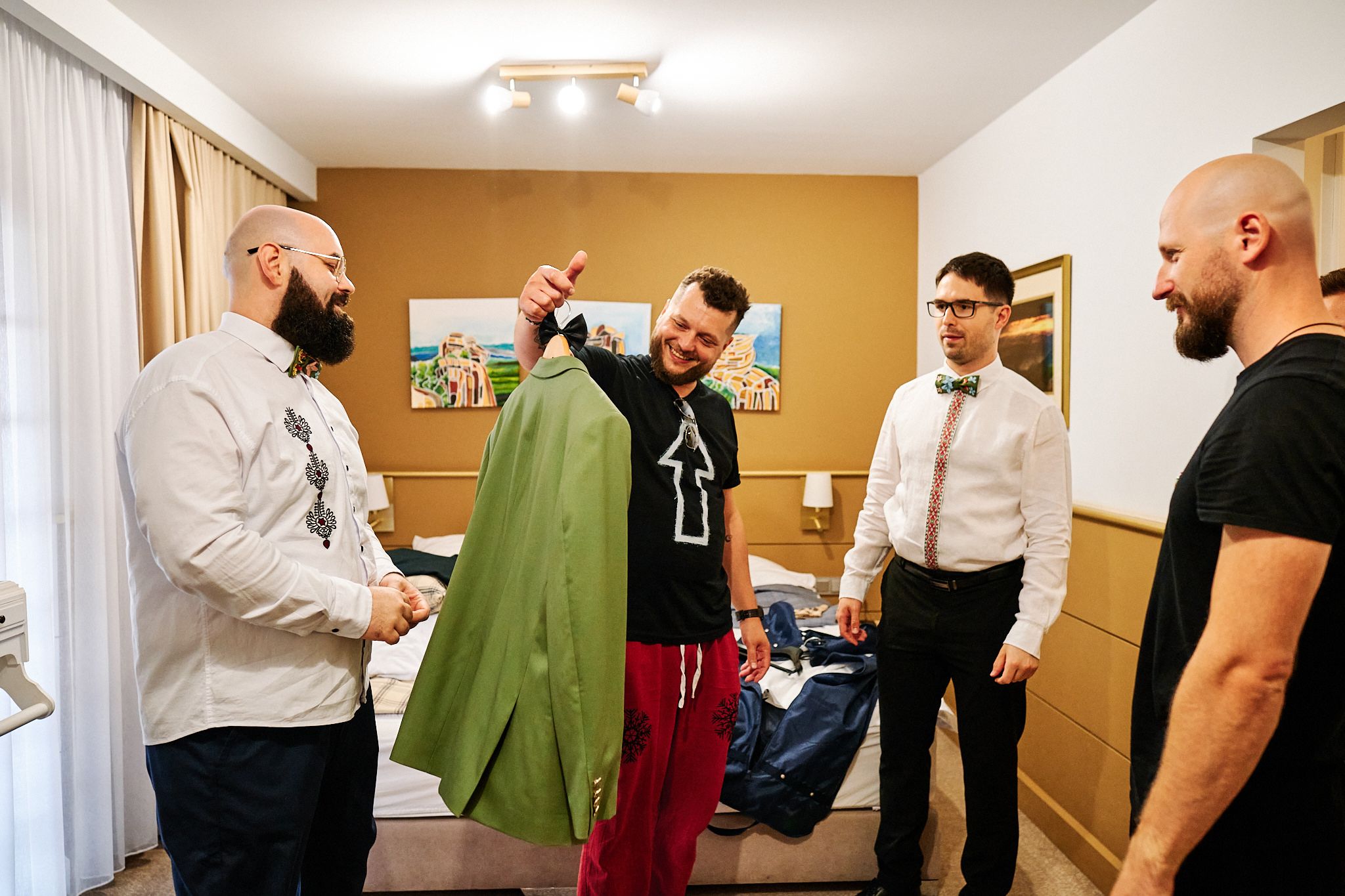 Pan młody podczas ślubnych przygotowań w Dworzysku w Szczawnie Zdroju.