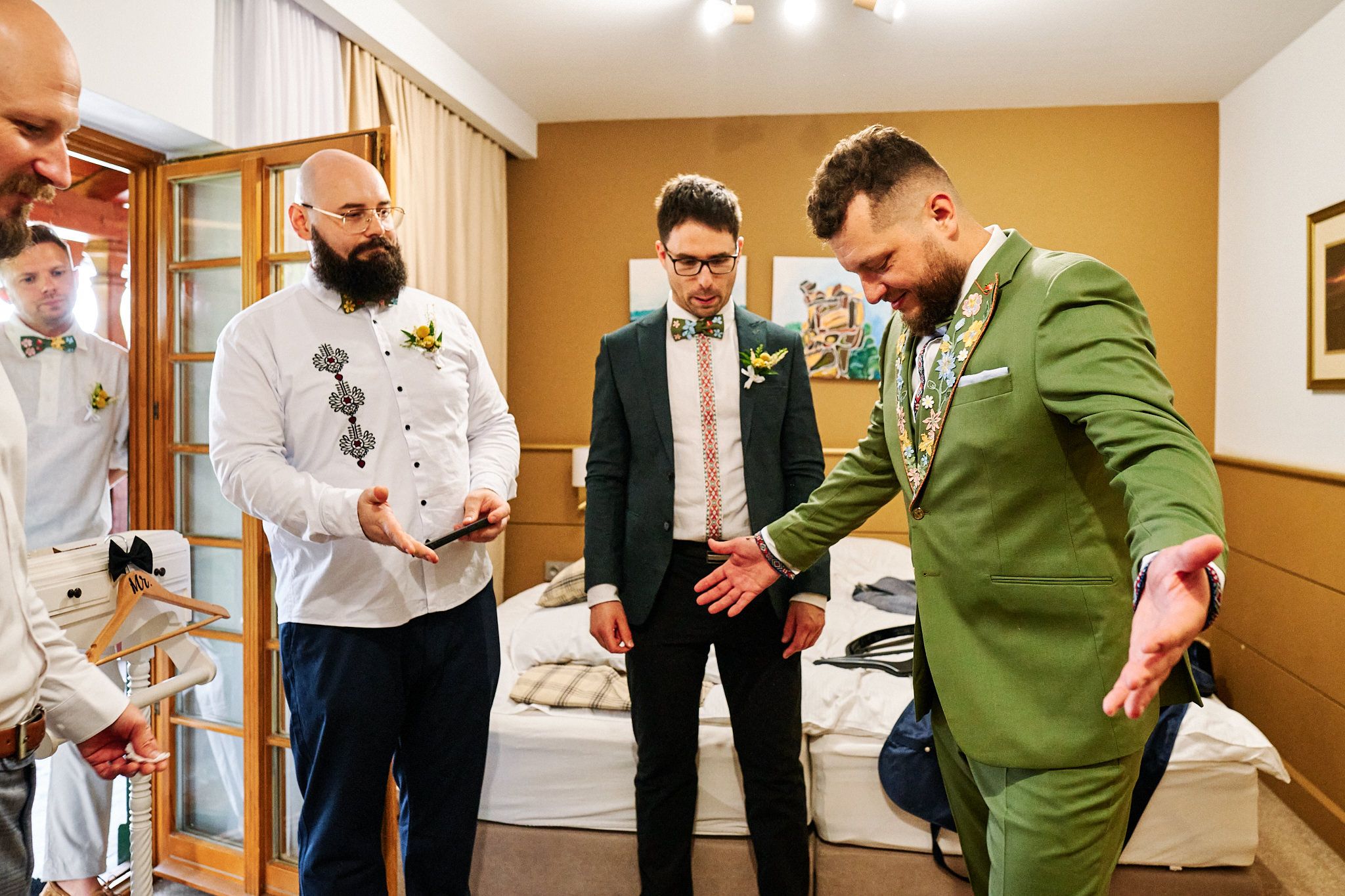 Pan młody wraz ze świadkiem i przyjaciółmi podczas przygotowań do ślubu.