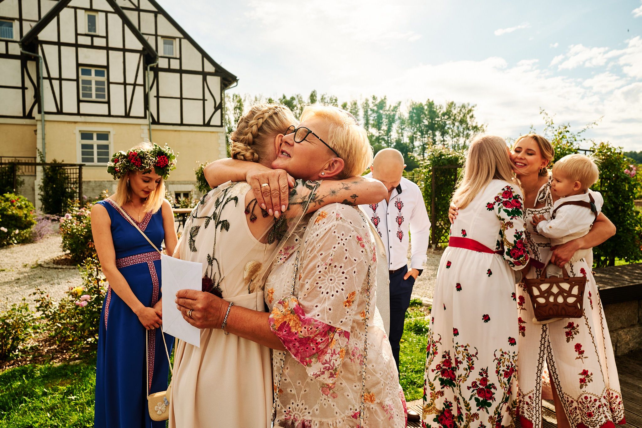 Goście przed ceremonia ślubną w ogrodzie w Dworzysku.