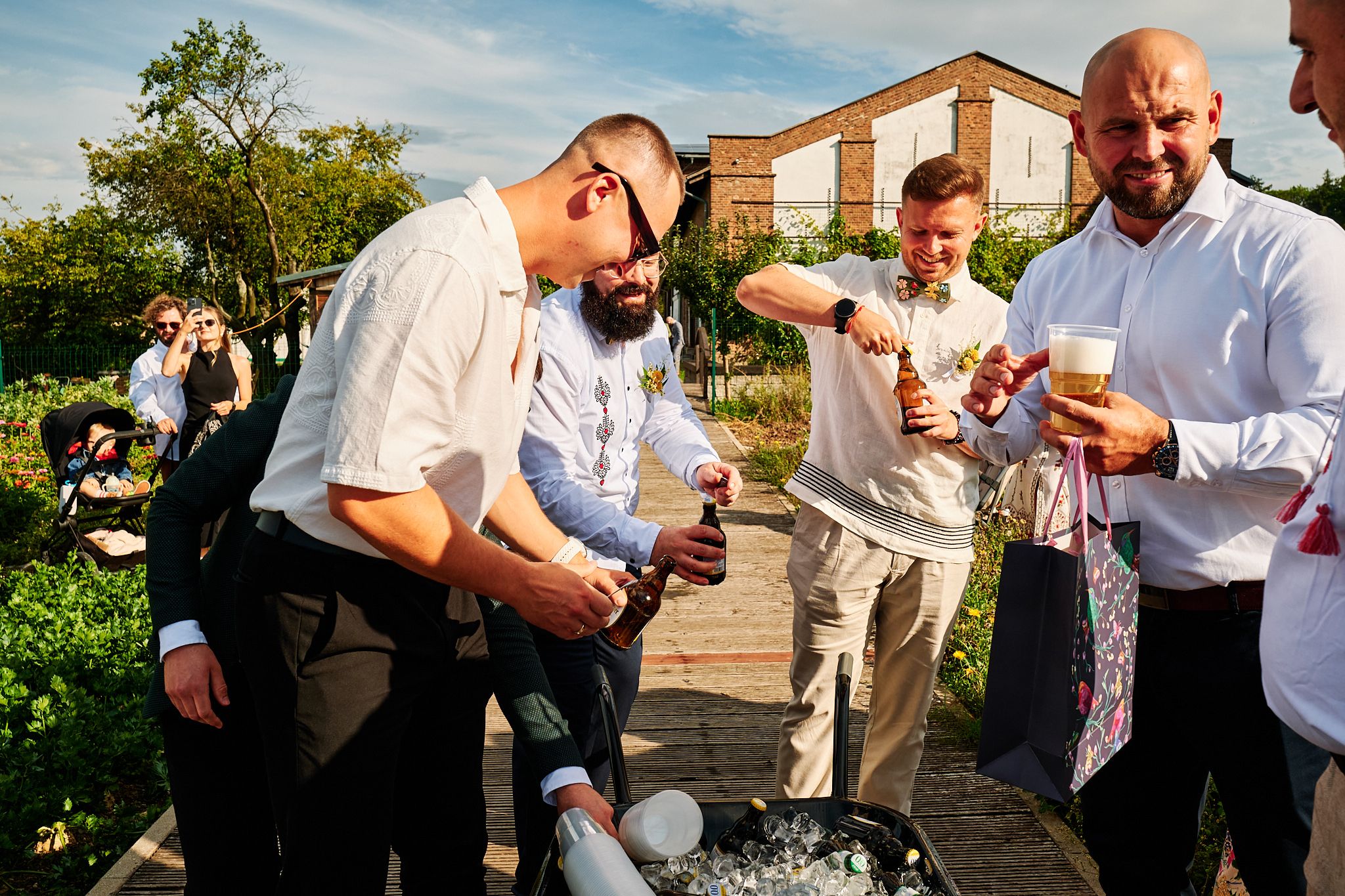 Drinki podczas ceremonii ślubnej.