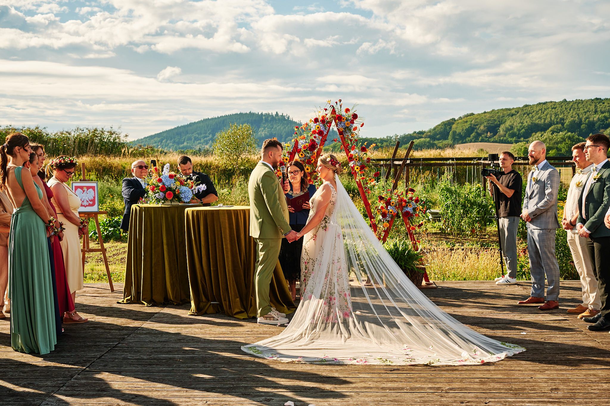 Ceremonia ślubna w ogrodzie, góry.