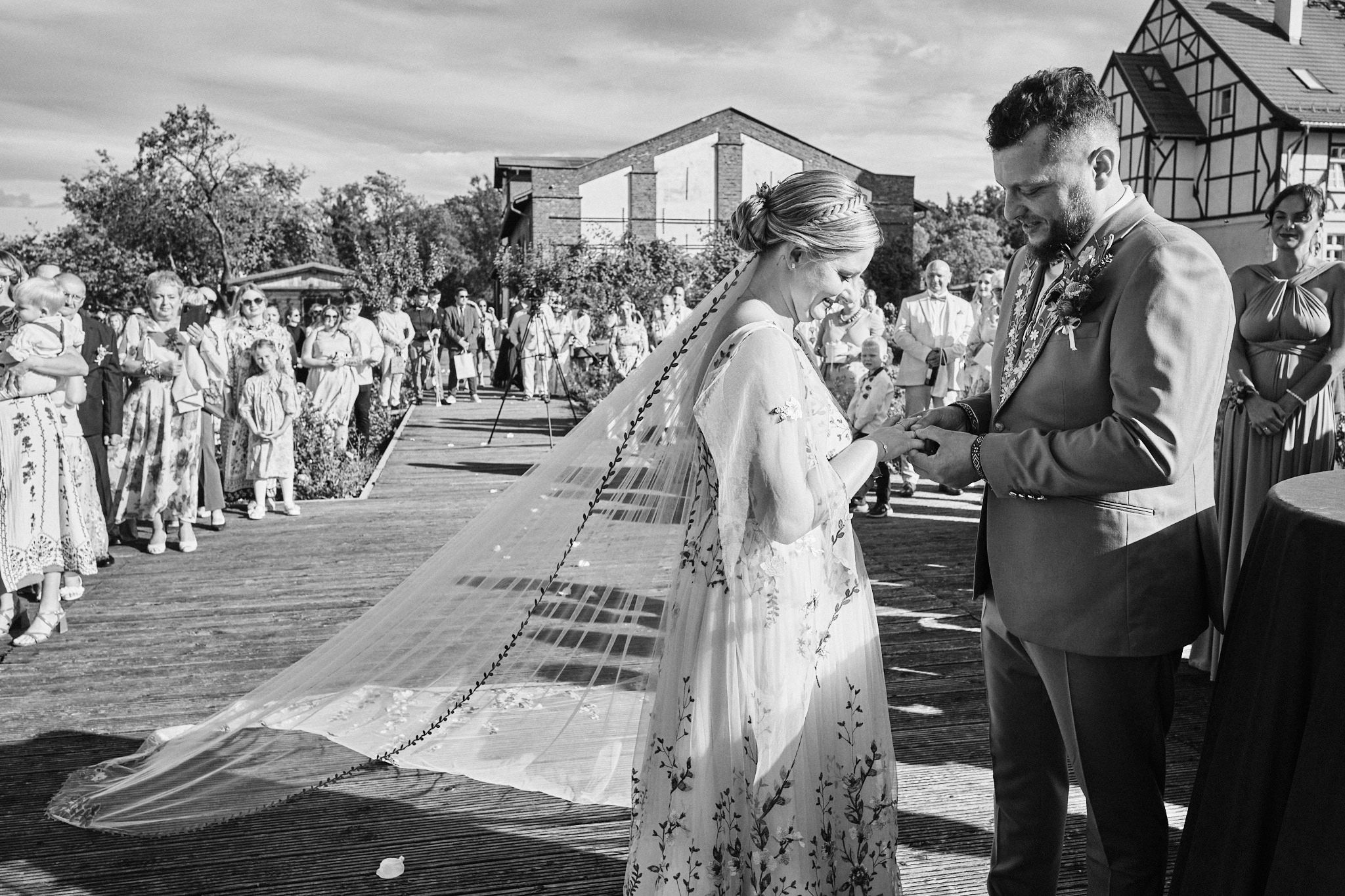 Ceremonia ślubna w ogrodzie. Ślub estetyka rustykalna.