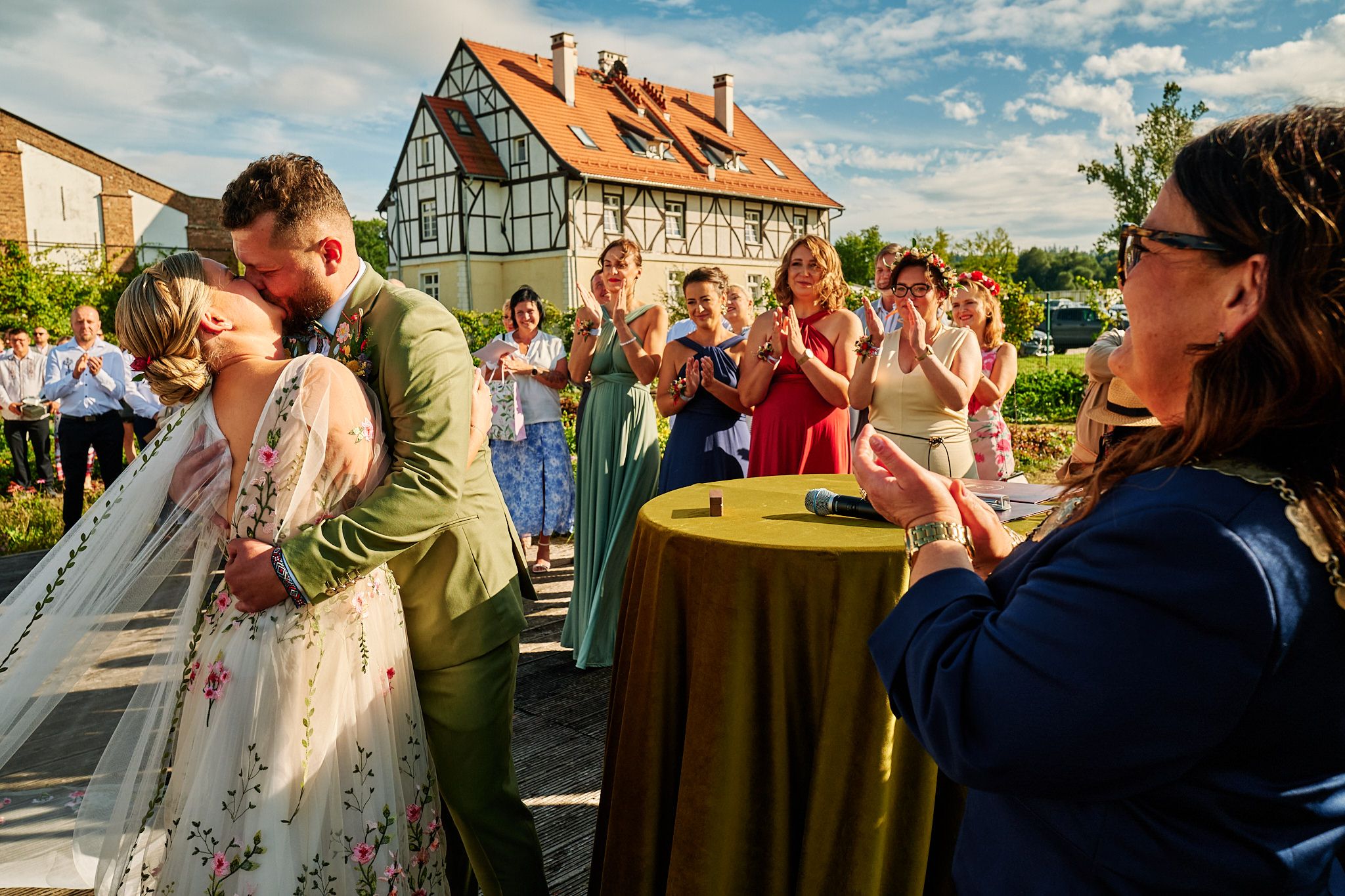Pocałunek pary młodej po ceremonii w Dworzysku.