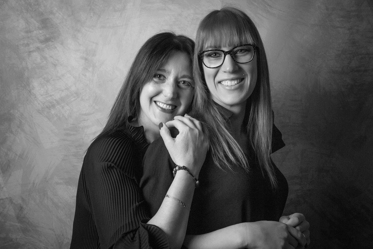 Ritratto in bianco e nero di due donne sorridenti