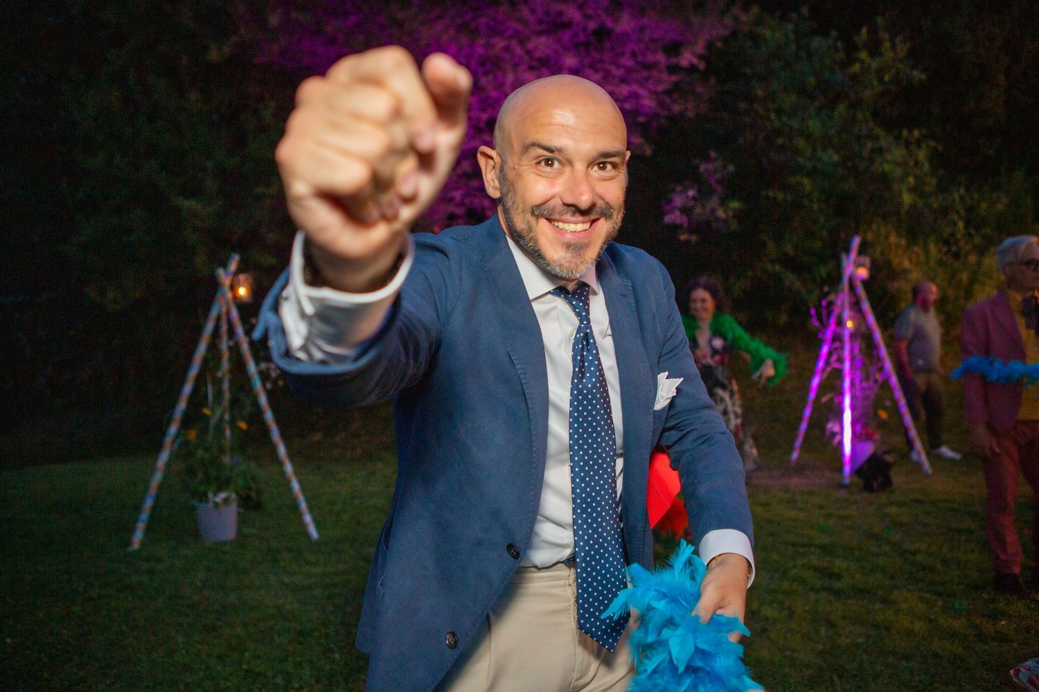 Sposo sorridente durante i festeggiamenti del matrimonio