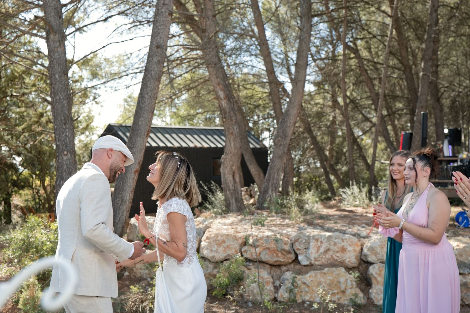 Delphine et Christophe face à face pendant leur cérémonie laïque, sous les pins à Pourrières.