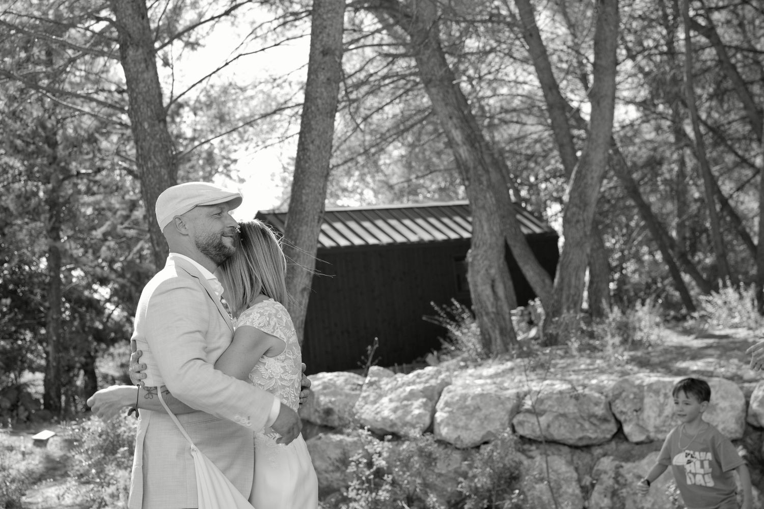 Un baiser de Delphine et Christophe pendant leur cérémonie laïque, photographié en noir et blanc.
