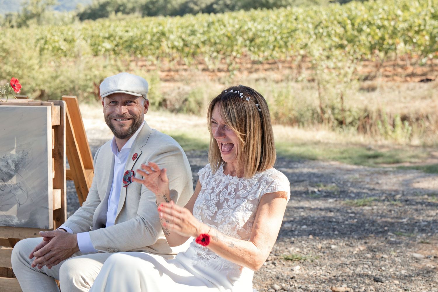 Delphine et Christophe rient ensemble en écoutant leurs proches pendant la cérémonie.