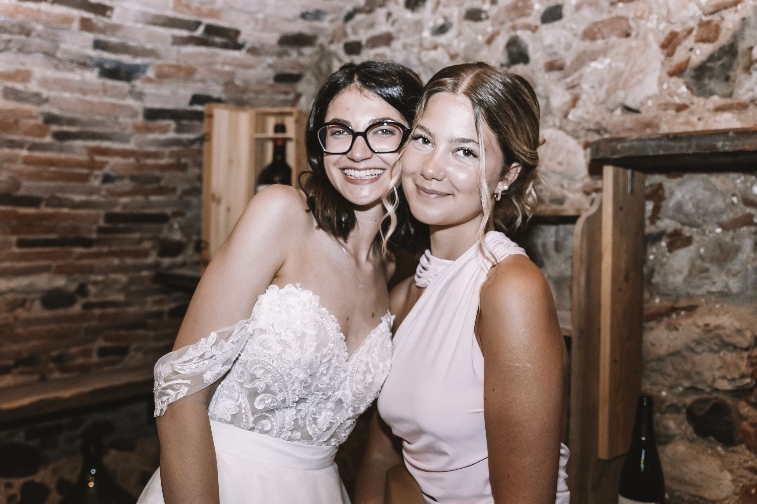 Sposa abbracciata a un’invitata durante il matrimonio