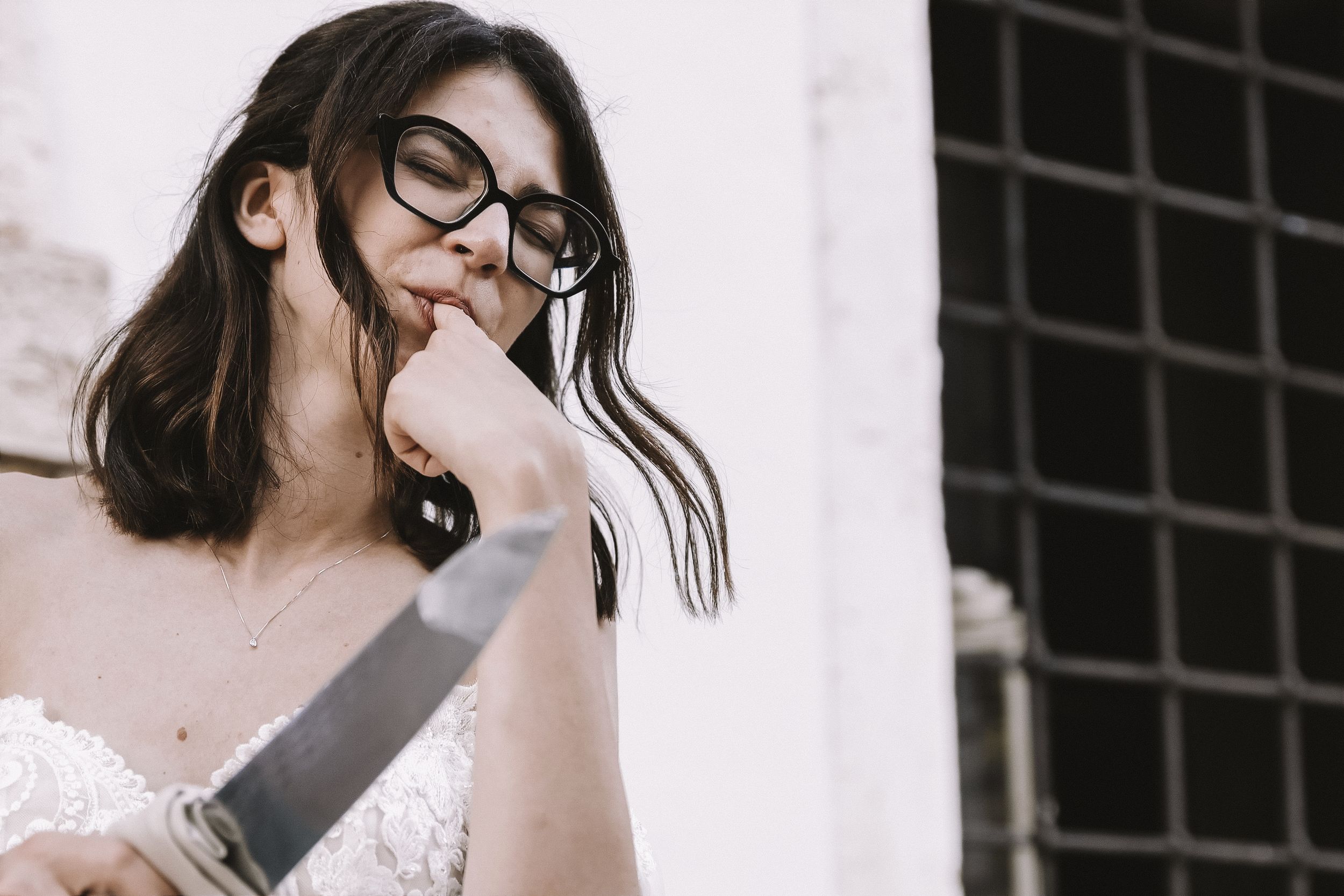 Sposa sorridente durante un momento spontaneo del matrimonio