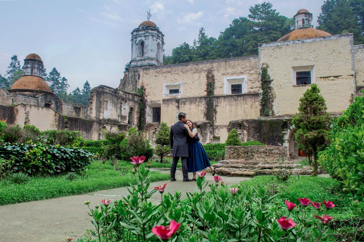 Sesión de retratos en exterior en el Ex Convento del Desierto de los Leones, CDMX. Fotografía profesional en locaciones naturales