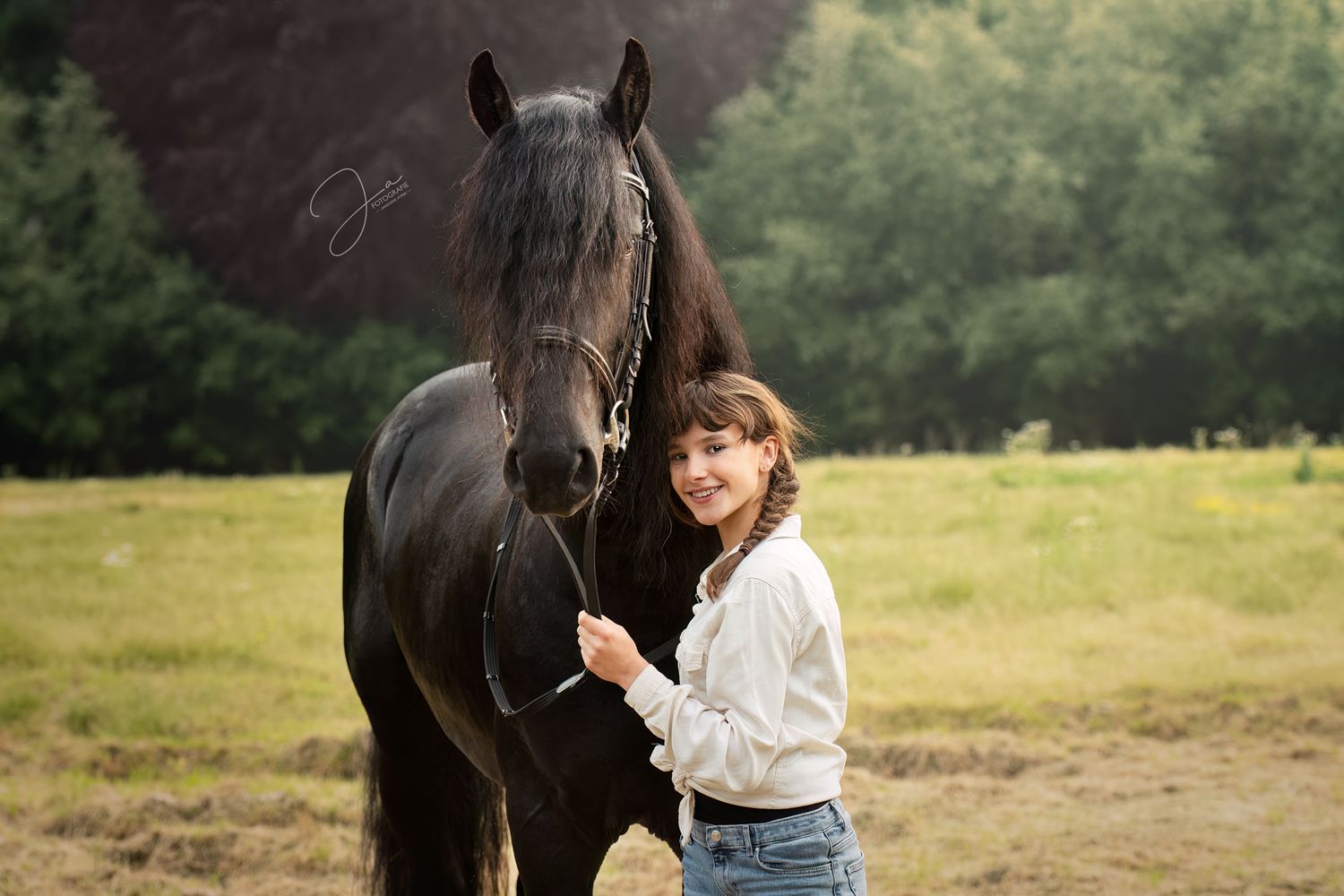 Paardenfotografie België — portret van paard en kind in de natuur — JA Fotografie