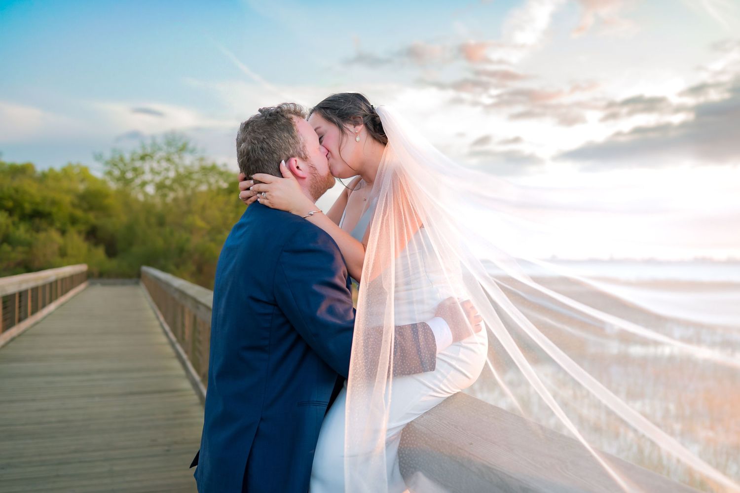 Wedding Coupling sharing an intimate moment on a small Charleston Bridge in South Carolina
Weddings & Engagement
South Carolina Photographe