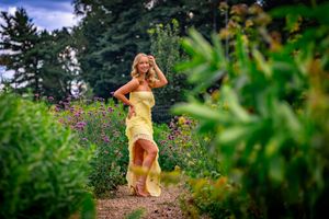 Her senior year deserves portraits this perfect — clean colors, beautiful posing, and memories captured forever