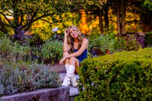 Her senior year deserves portraits this perfect — clean colors, beautiful posing, and memories captured forever.