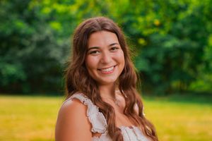 Perfect headshot of young woman