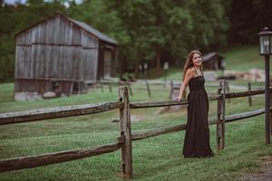 Her senior year deserves portraits this perfect — clean colors, beautiful posing, and memories captured forever