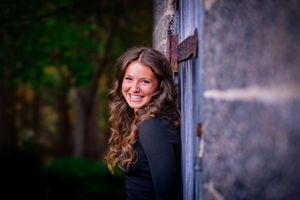 Her senior year deserves portraits this perfect — clean colors, beautiful posing, and memories captured forever.