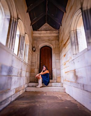 he perfect senior portrait moment ✨ Beautiful colors, natural light, and a stunning senior girl ready for her next chapter.