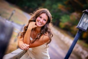 he perfect senior portrait moment ✨ Beautiful colors, natural light, and a stunning senior girl ready for her next chapter.