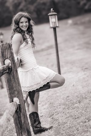 Her senior year deserves portraits this perfect — clean colors, beautiful posing, and memories captured forever.