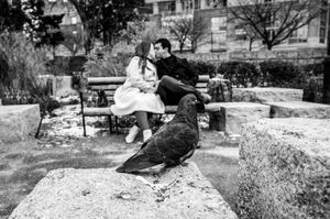 Bride and groom in black and white wedding photography – authentic and timeless storytelling.
