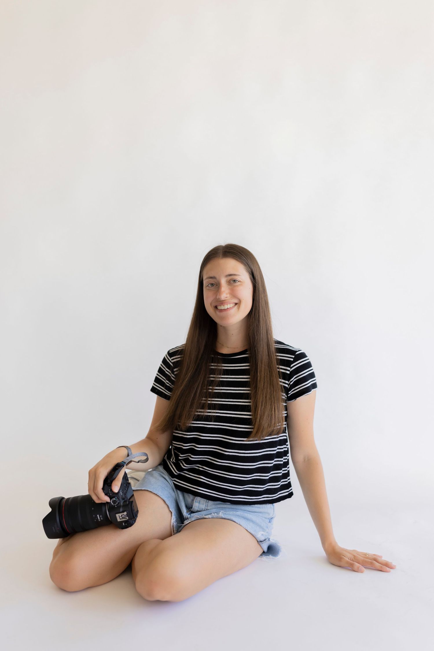 metro Detroit family and newborn photographer posing with her camera
