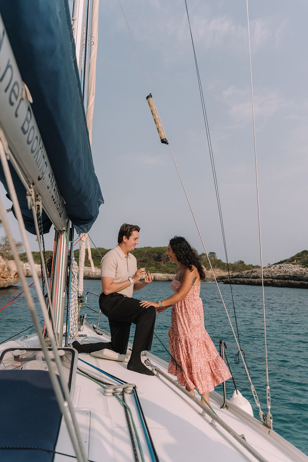 Deià-based photographer for luxury proposals, engagements & couple shoots in Mallorca. Boat/yacht proposal