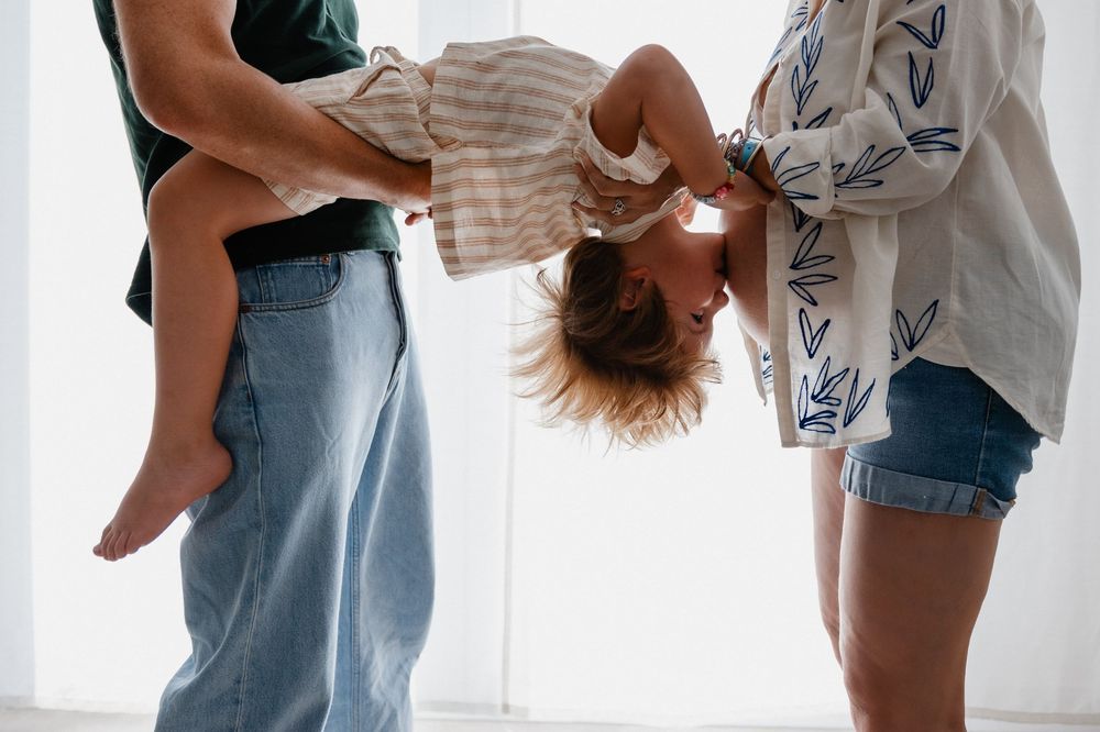 Seance photo de grossesse en famille fun a Lille pour les enfants qui ne veulent pas poser. Joyeux moment en famille, souvenirs a cherir.