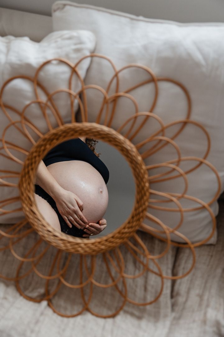photo de grossesse creative a Lille avec un reflet dans un miroir, une belle facon d'immortaliser le ventre rond d'une femme enceinte