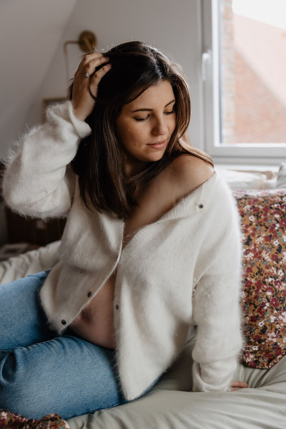 photographe grossesse lille : une seance dans un cocon d'hiver pour une future maman mise en valeur dans son gilet en maille toute douce