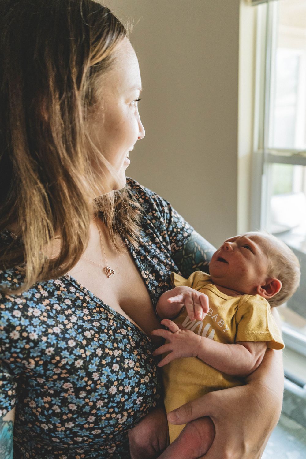 Natural light, warm tones, and real emotions—newborn photos in the place where love lives.